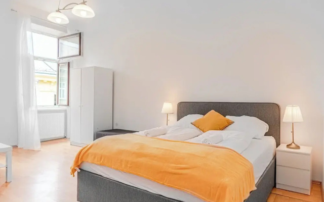 Easy Center Access 2BR Apt Near AKH