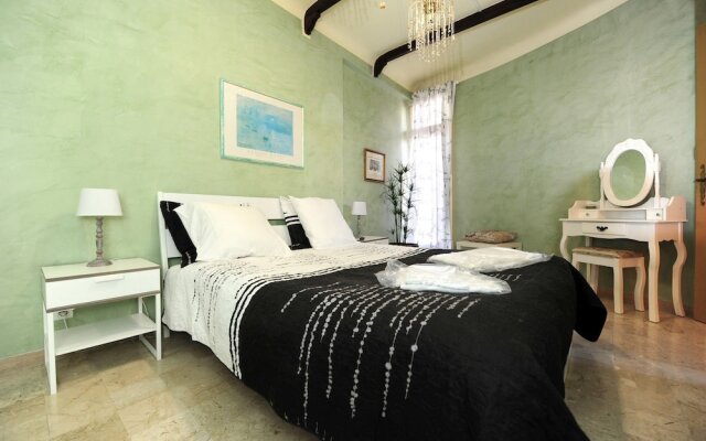 Royal Negresco - 5 Stars Holiday House