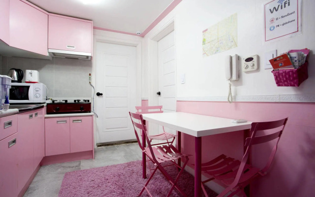 Nanu Guesthouse Pink Female Only (только для женщин)