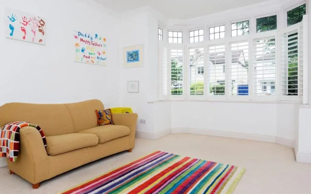 Veeve  4 Bed House On Emlyn Road West London