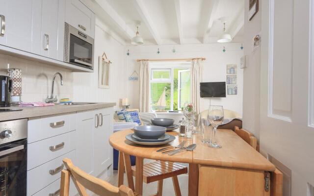 4 Thornlea Mews