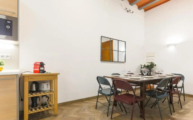 Great Spacious Apartment in the Gothic District City Center