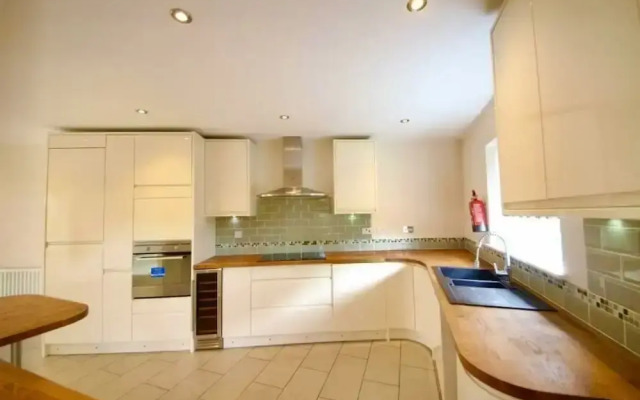 Stunning 5-bed House in Peterborough, Host 15 g