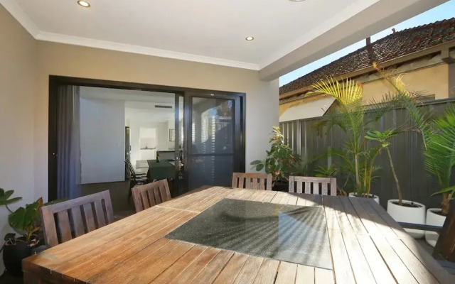 Luxury 4-bedroom House - Mount Lawley