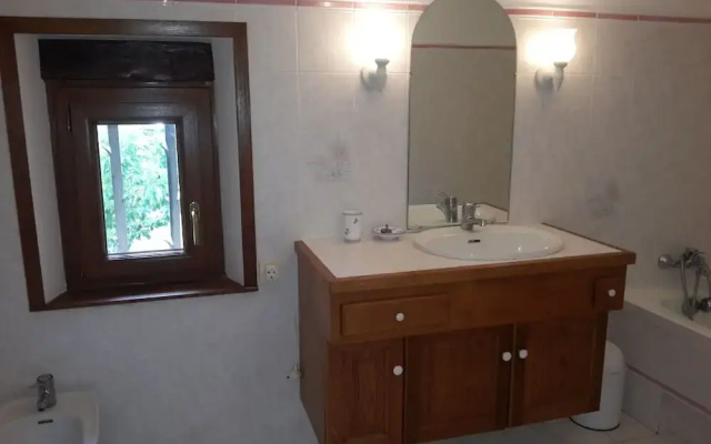 Snug Farmhouse in Provence-alpes-riviera With Swimming Pool