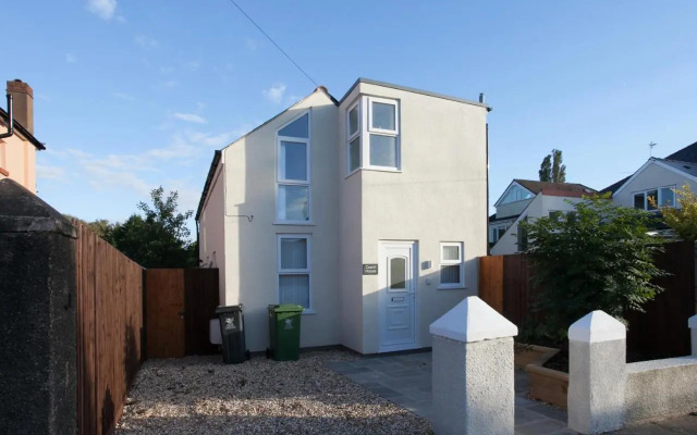 Superb Detached Coach House in Peaceful Location!