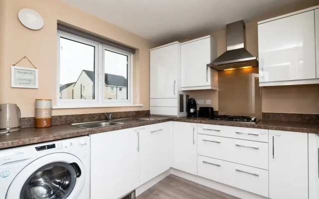 3 Bedroom House-private Parking