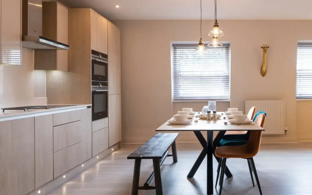 Super Vibrant 2 Bedroom With Parking