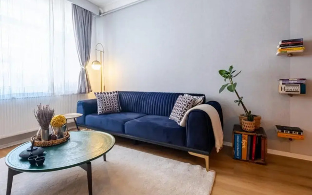 Eclectic Flat Near Metro With Terrace in Kadikoy