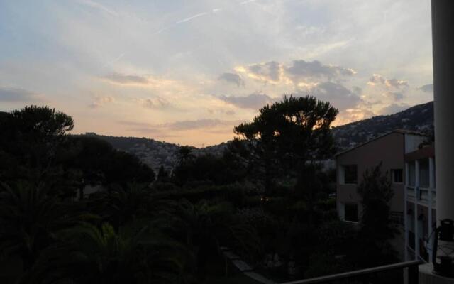 La Petite Cachette - Pool and 150m to the beach