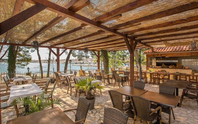 Well-Kept Apartment with AC Just 12km From Sibenik