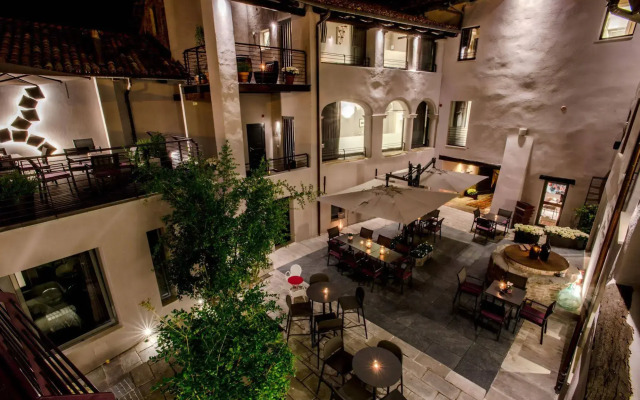 Uve Rooms & Wine Bar