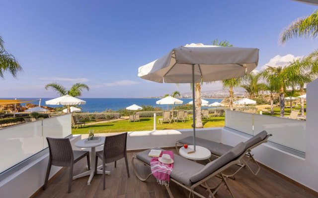 Queen's Bay Hotel