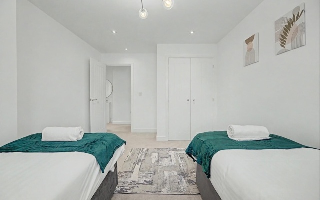 4-bed House, Sleeps 9 w/ Garden and Parking