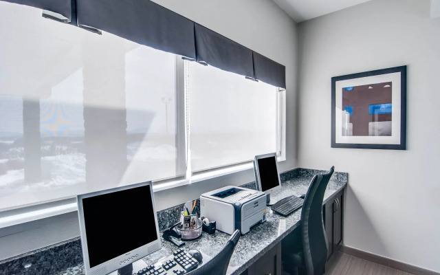 Clarion Pointe Staunton East