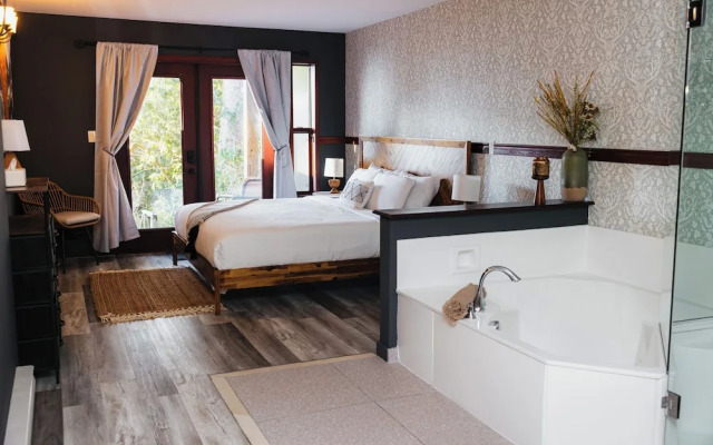 Tofino Oceanfront Hotel Suite 2