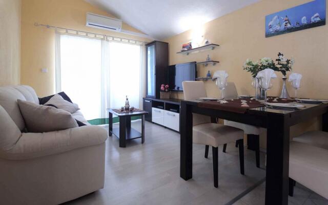 Goran - in the center of the city - A3-CRNO-BIJELI (2+2)