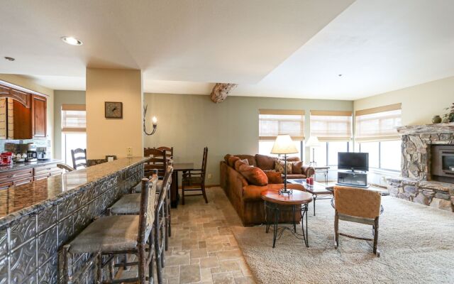 Silver Bear 22 Pet-Friendly, Cozy, Underground Parking, Walk to Canyon Lodge by RedAwning