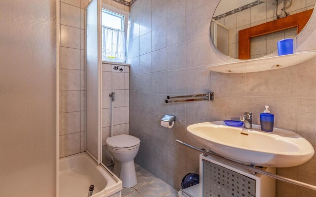 Amazing Apartment in Liznjan With