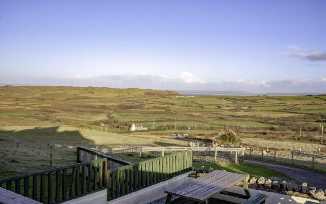 Stormy Castle - 6 Bedroom Sleeps 14 - Llangenith