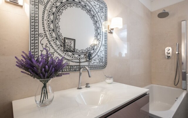 Stunning Colville Gardens Apartment - ADCT