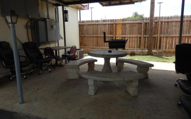 Pearsall Executive Inn