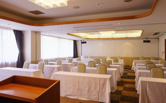 Hotel Hoho "A hotel overlooking the Echigo Plain and the Yahiko mountain range"