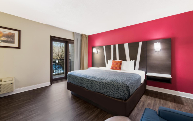 Econo Lodge Inn & Suites On The River