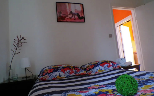 The Orange Housesleeps8-parking-pets&familyok-ac