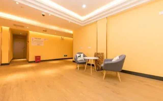 Huayi Hotel (Zuibaichi Subway Station Branch)