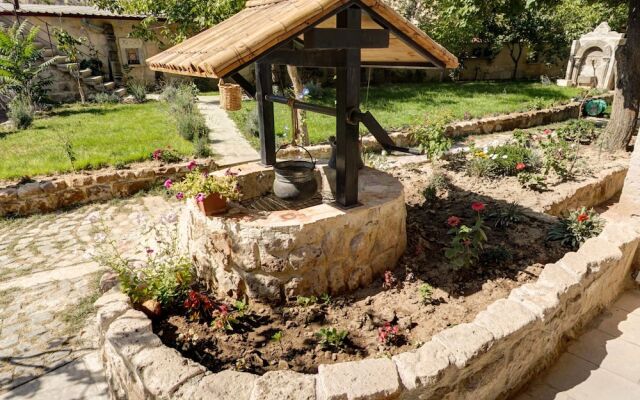Sarnich Cave Suites