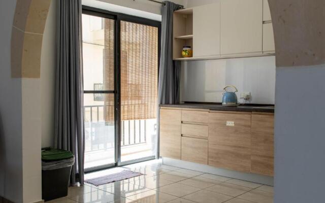 Spacious 3-bedroom apartment 30 seconds from sea