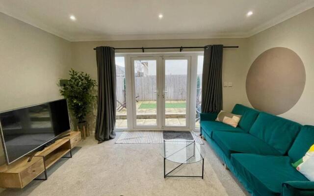 Stylish Modern Two Bedroom Apartment with Garden
