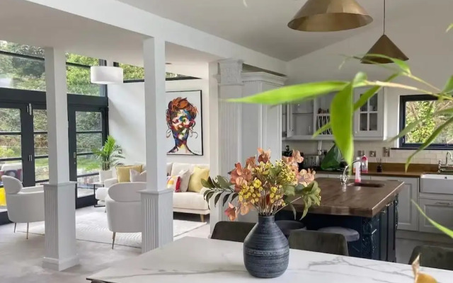 Charming 6-bed Escape- Balconies & Panoramic Views