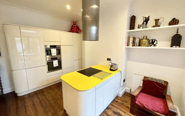 Colourful 3BD Home With Garden in Southville
