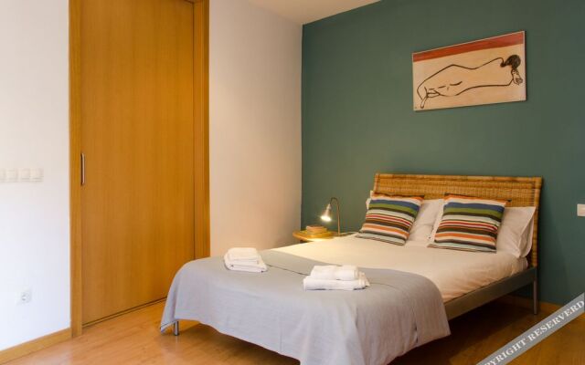 Avenida Apartments Ripoll WHITE