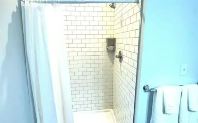 Cozy Unit King bed Laundry