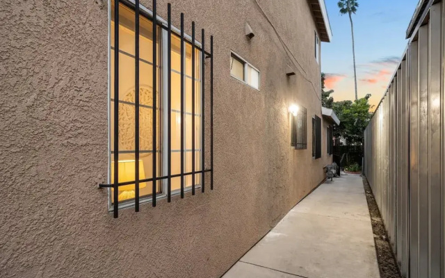 The Avalon - Modern Colorful w Private Parking