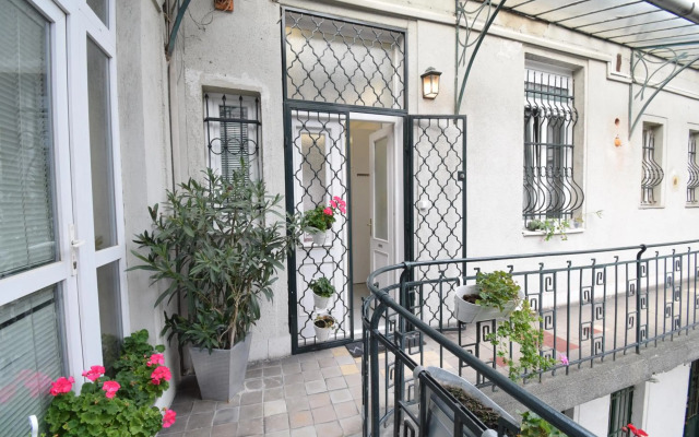 Panoramic Apt. near Chain Bridge