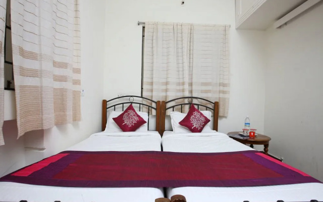 OYO Home 10497 Compact 2BHK Pondy White Town