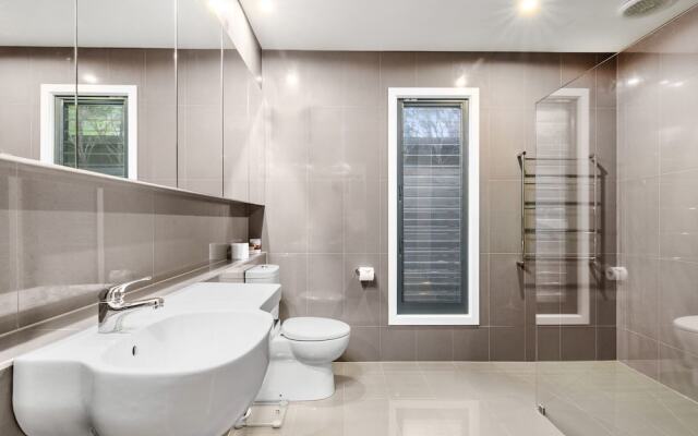 Hidden Escape Free Wifi & Foxtel Surfside PET Friendly