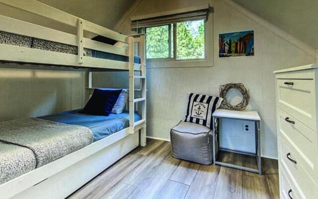 Beachy Chic-Completely renovated- Steps to the Beach