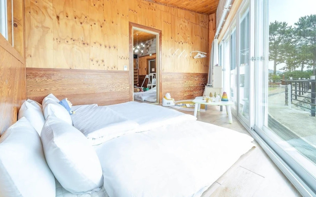 Yeosu Hi Mom Kids Family Pension Black