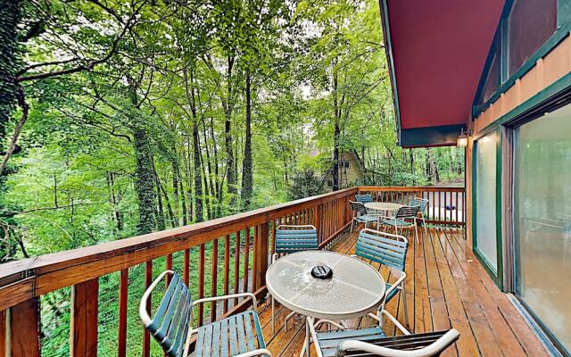 Mountain Echoes : Hot Tub & Home Theater! 2 Bedroom Cabin