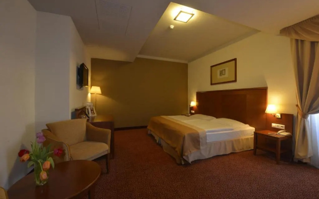 Отель Mercure Szekesfehervar Magyar Kiraly Hotel