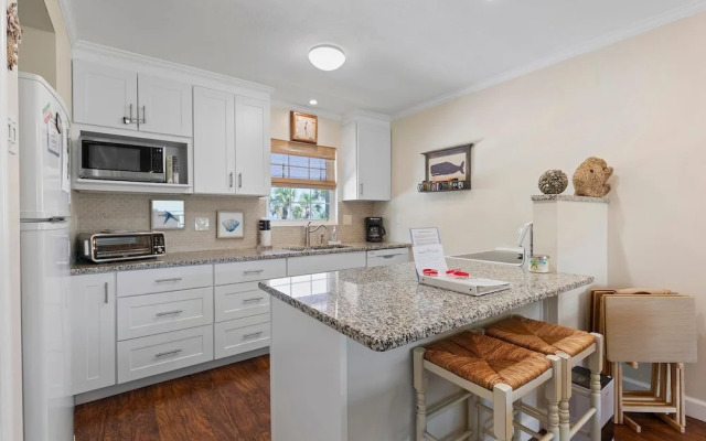 Colony Beach Club 204