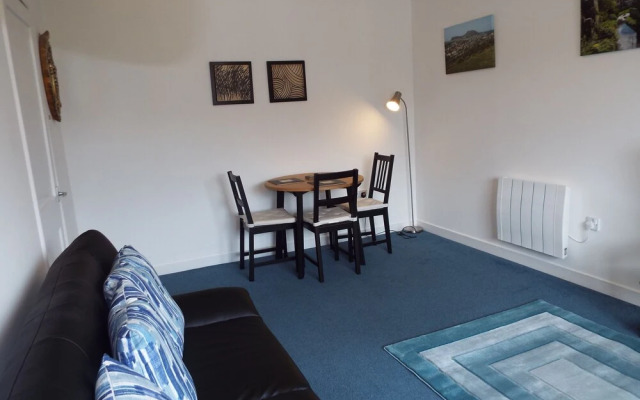 Ideal Central Edinburgh Location With On-site Private Parking