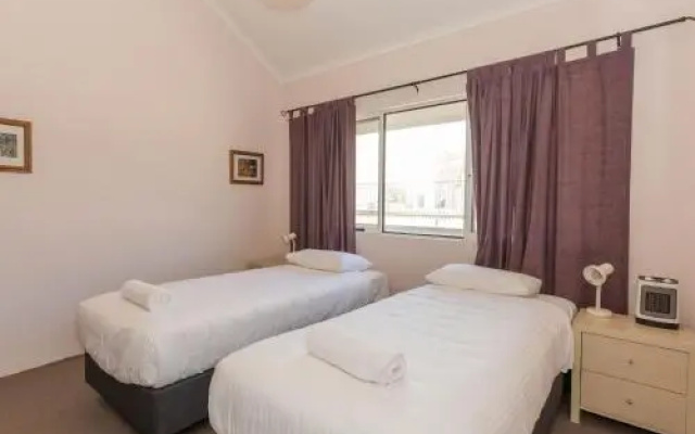 Cascades 13/3 Kurrajong Street