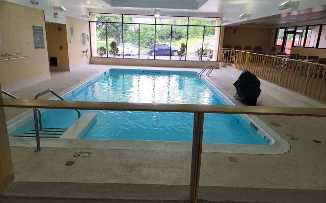 La Quinta Inn & Suites by Wyndham Stamford / New York City