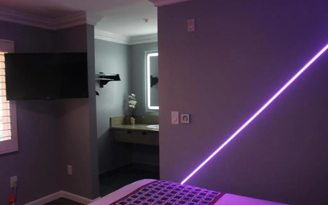 ERTH INN by AGA, Maywood